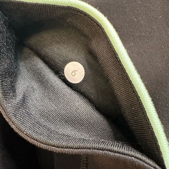 Lululemon Petal Pop Capri Size 6 - Picture 8 of 9